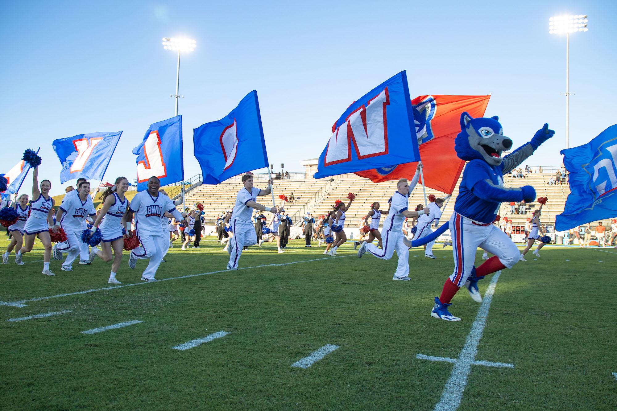 Wolves storm the field with 在线博彩 flags